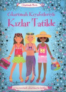 Çıkartmalı Kıyafetleriyle Kızlar Tatilde                                                                                                                                                                                                                       